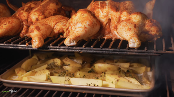 グリルの中の鳥とポテト