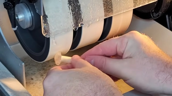 研磨機で石を磨く