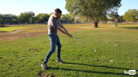 粉砕されるゴルフボール