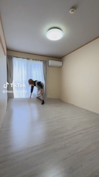 和室をDIYで洋室にリメイクしている女性