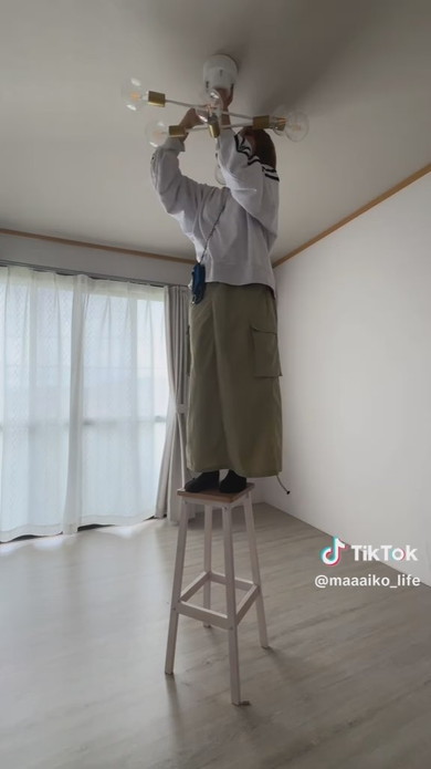 和室をDIYで洋室にリメイクしている女性