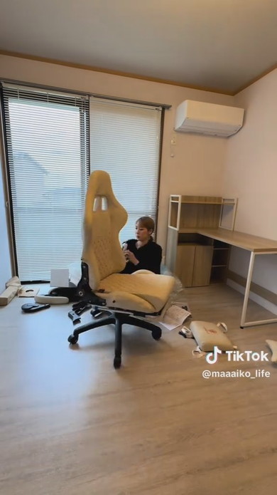 和室をDIYで洋室にリメイクしている女性