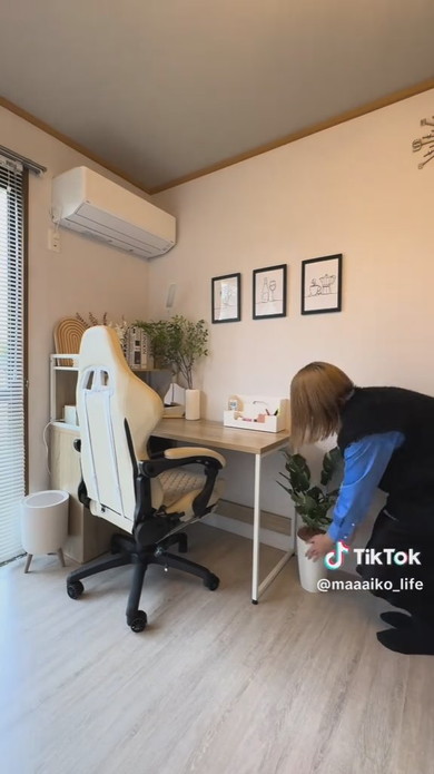 和室をDIYで洋室にリメイクしている女性