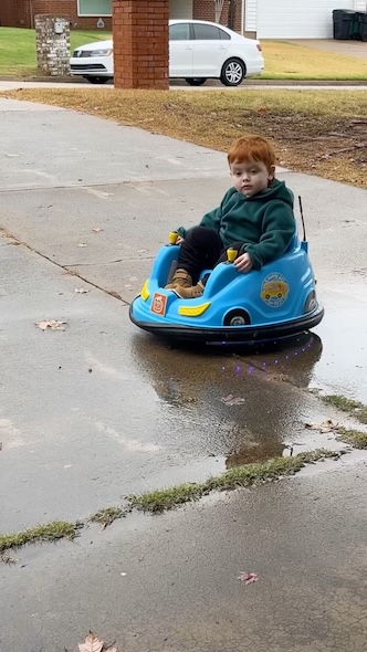 おもちゃの車に乗った男の子