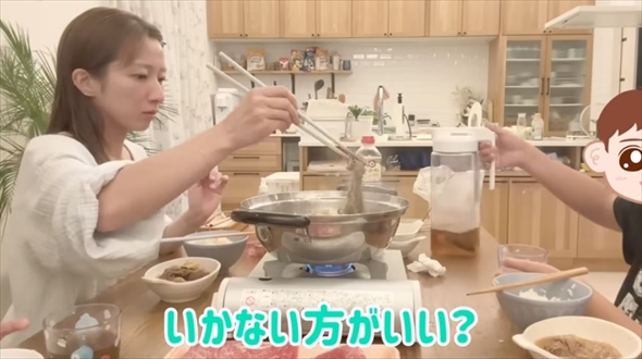 パックしたまま夕飯準備する辻希美