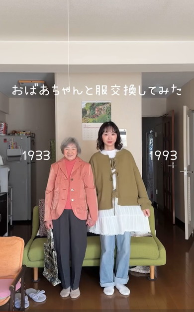 おばあちゃんと孫娘が服を交換
