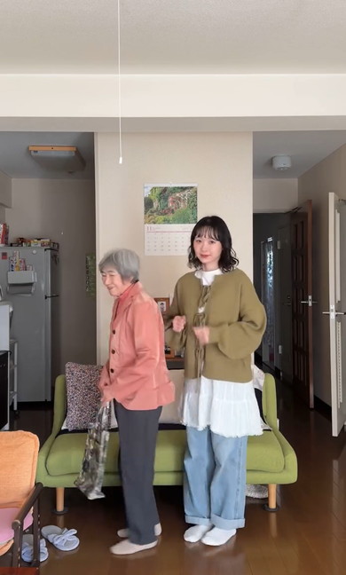 おばあちゃんと孫娘が服を交換