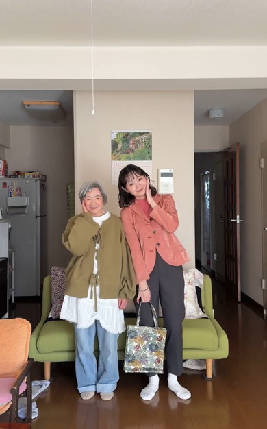 おばあちゃんと孫娘が服を交換