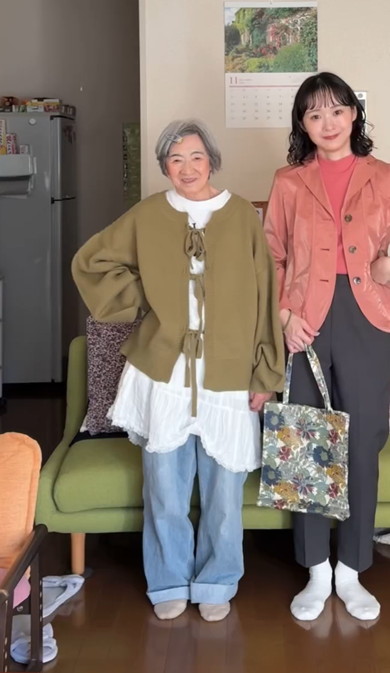 おばあちゃんと孫娘が服を交換