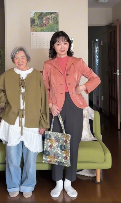 おばあちゃんと孫娘が服を交換