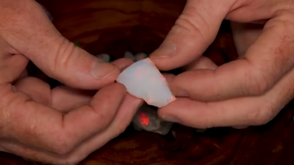 研磨する前のオパールの原石