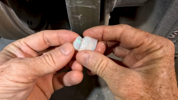 ろくろで原石を2等分に