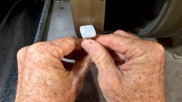 スクエアに切ったオパール石