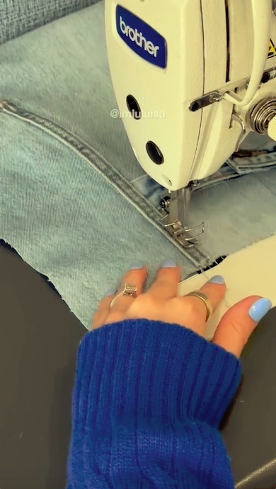 ミシンで縫い合わせる様子