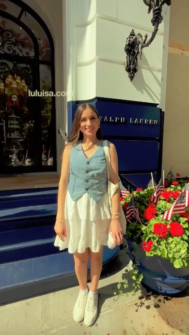 ルイーサさんのコーディネート。白いワンピースと淡いデニムのベスト