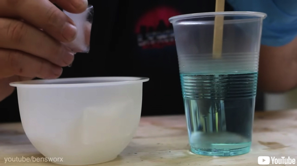 レジンに氷を閉じ込めると？