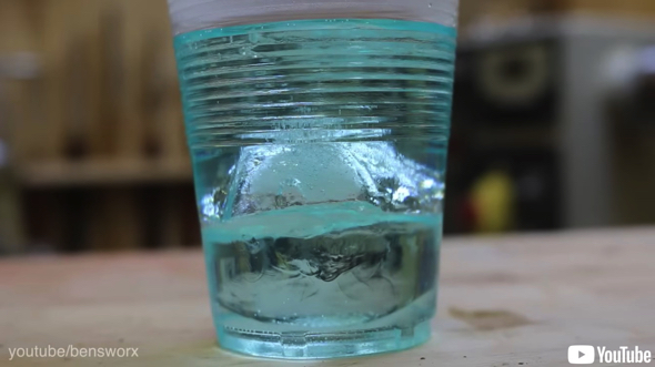 レジンに氷を閉じ込めると？