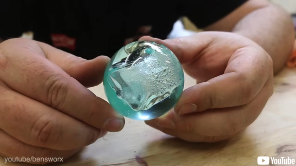 レジンに氷を閉じ込めると？