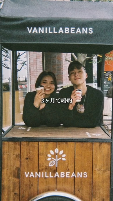 並んでいる男女