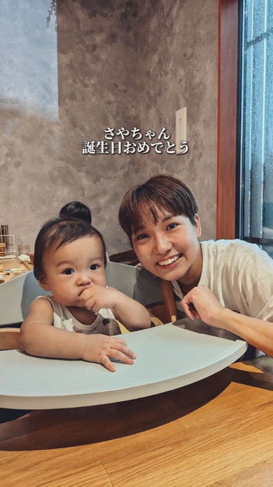 赤ちゃんと笑顔のママ