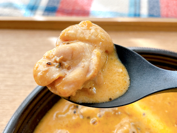 大きくカットされた鶏肉と黄金色のクリームソース