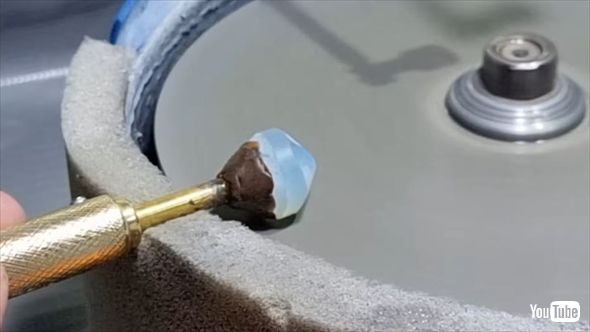 不思議な石を磨いたら美しく変身