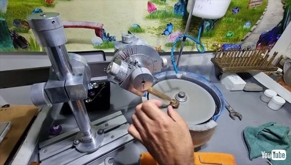 不思議な石を磨いたら美しく変身