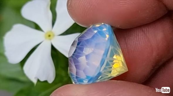 不思議な石を磨いたら美しく変身