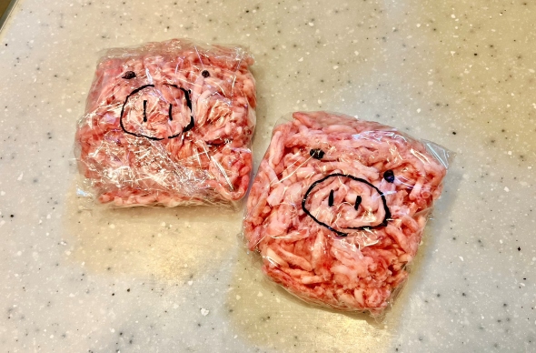 豚ミンチに顔
