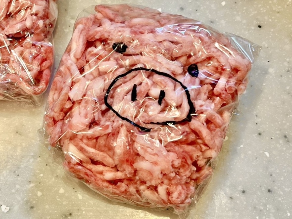 豚ミンチに顔