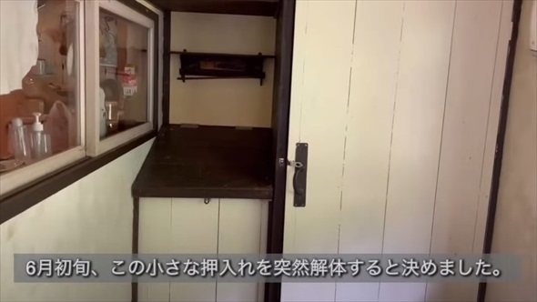 シニア女性が押し入れDIY