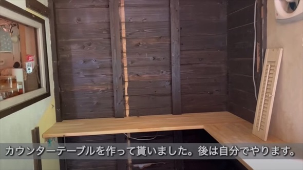 シニア女性が押し入れDIY