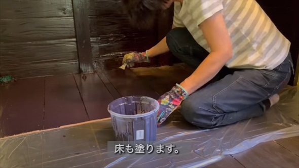 シニア女性が押し入れDIY