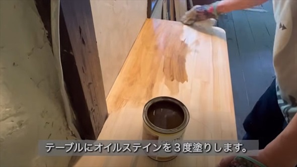 シニア女性が押し入れDIY