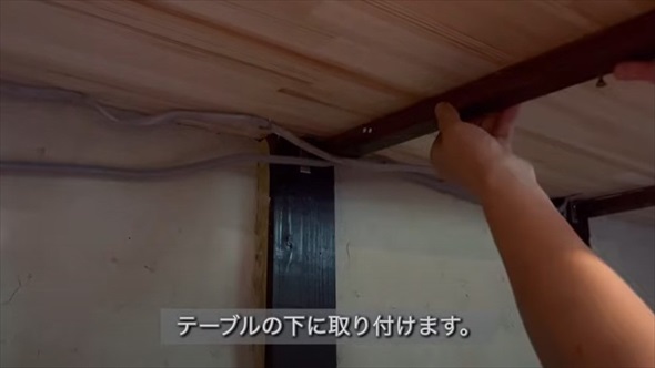 シニア女性が押し入れDIY