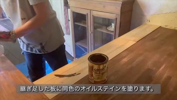 シニア女性が押し入れDIY