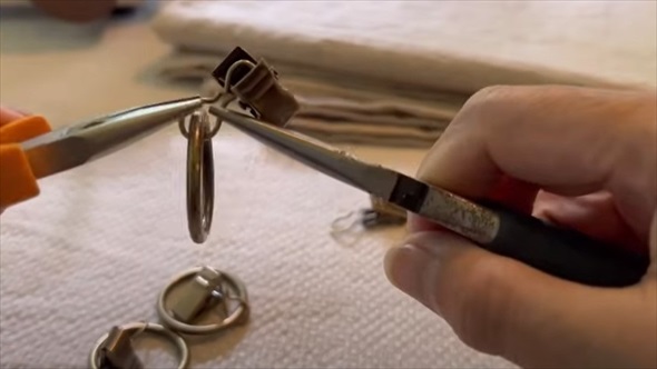 シニア女性が押し入れDIY