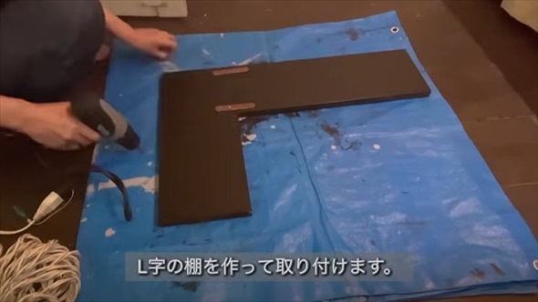 シニア女性が押し入れDIY