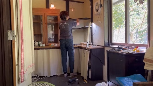 シニア女性が押し入れDIY