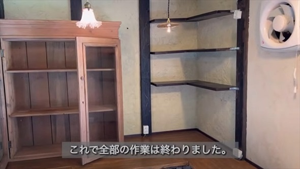 シニア女性が押し入れDIY