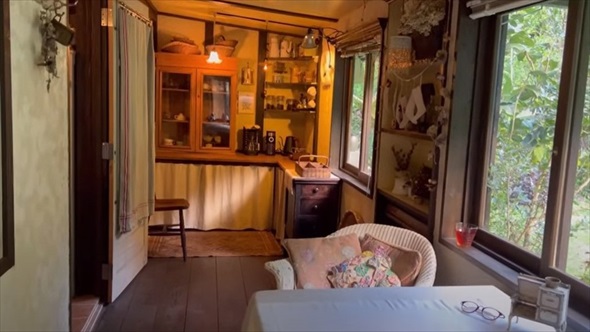 シニア女性が押し入れDIY