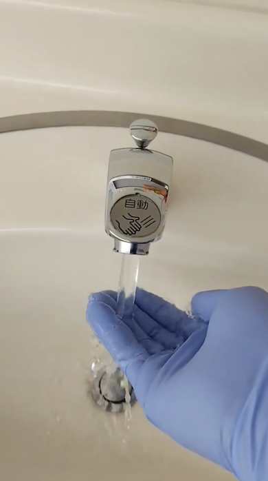 自動水栓から水が出る