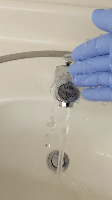 水を水栓にかける