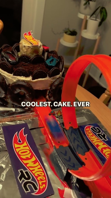ケーキの中を通り抜けるホットウィール