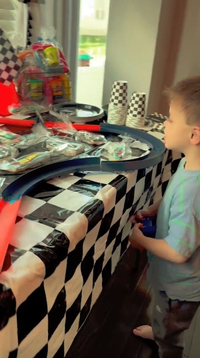 飾り付けられたテーブルの上を見つめるジャックくん