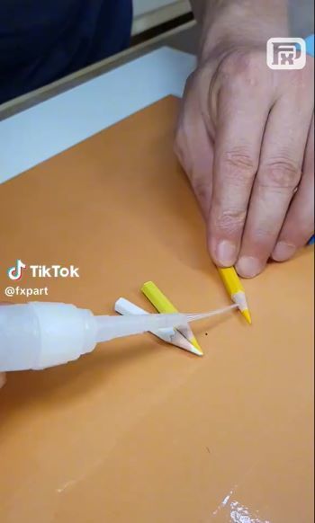 丸く並んだ色鉛筆