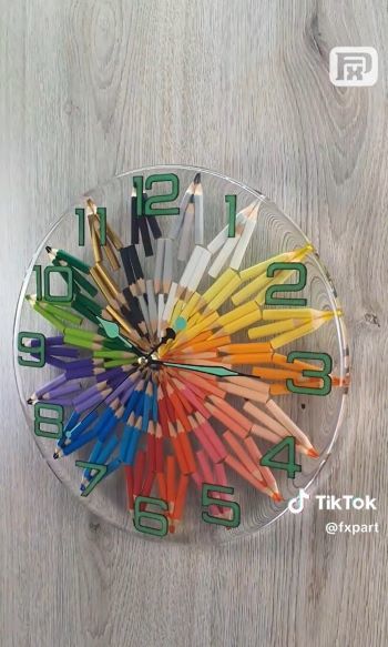 丸く並んだ色鉛筆