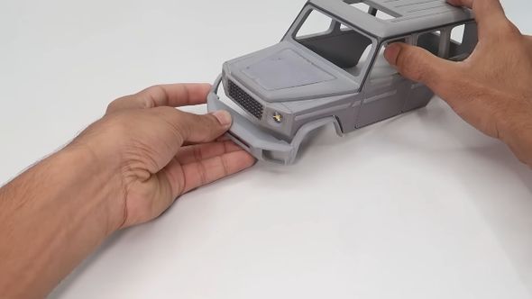 ポリ塩化ビニルを加工してフロントバンパーを作る