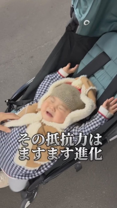 ベビーカーを拒絶する赤ちゃん