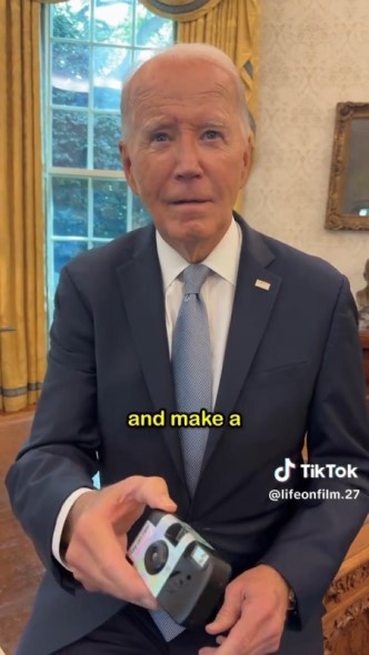使い捨てカメラを受け取るバイデン大統領